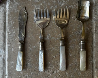 Antikes Englisches Besteck aus dem frühen 20ten Jahrhundert mit Perlmuttgriff | Vintage Englisches Küchen Utensilo | Buttermesser | Sardinen-Gabel
