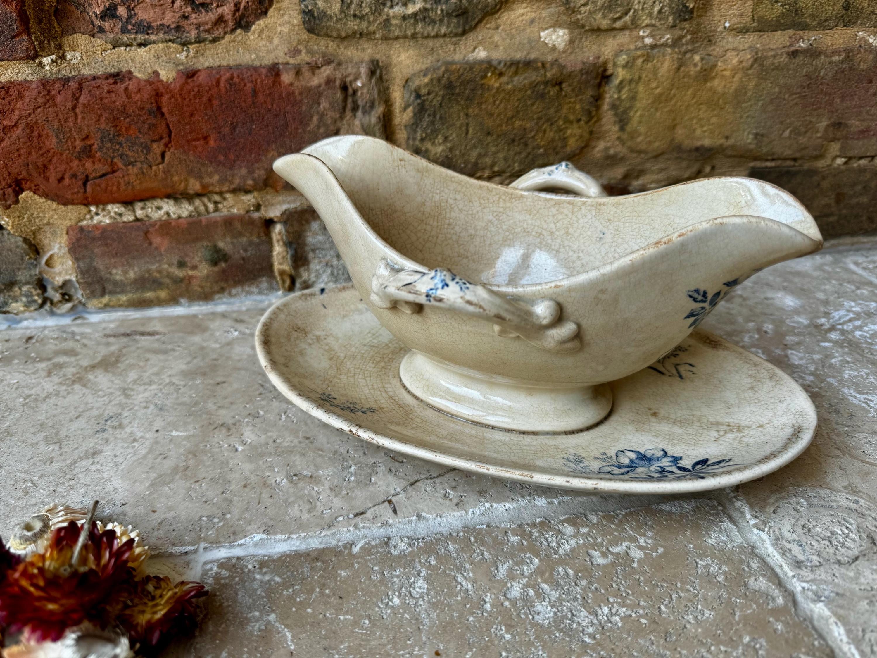 Ancienne Saucière Sur Ravier – Décor Floral Bleu Et Doré – Faïence (collection)