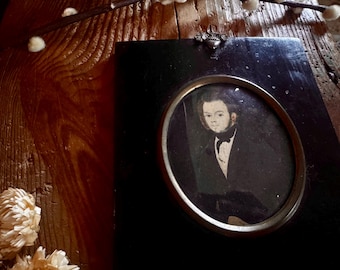 Retrato en miniatura antiguo enmarcado: acuarela del siglo XIX, caballero con traje negro, pintura francesa vintage, aranceles estadounidenses incluidos.