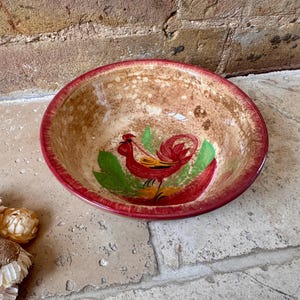 Cuenco antiguo francés de loza: gallo pintado a mano, sarreguemines, coloración mantecosa desgastada por el tiempo, aranceles estadounidenses incluidos.