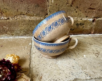 Tazza da caffè espresso francese antica: Tazza da caffè in pietra ferrosa, decorazione in transferware blu, Terre de Fer, colore burro invecchiato, dazi doganali statunitensi inclusi.