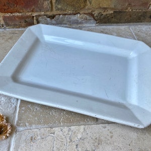 Antiguo plato de pastel de piedra de hierro blanco francés de principios del siglo XX / plato de carnicero grande de cerámica blanca de Pexonne