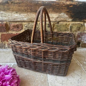 Antieke Franse rustieke shopper of winkelmandje uit het begin van de 20e eeuw | Vintage boom: fruit-, groente- of bloemenmand | Tuintrui