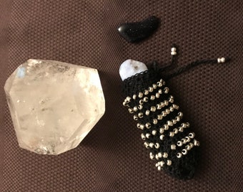 Negro con bolsa de amuleto de cuentas de plata