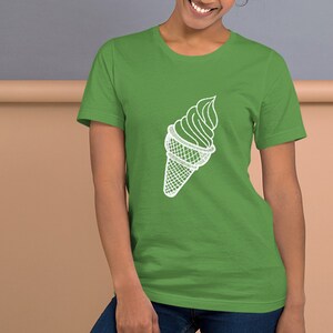 Puede incluir: Una camiseta verde con un contorno blanco de un cono de helado.