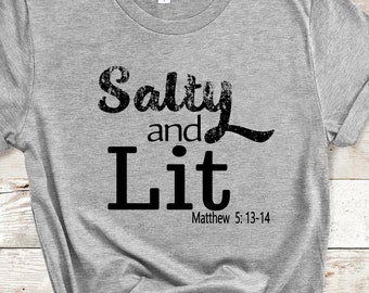 Camiseta cristiana "Salty and Lit": camiseta gráfica con versículo bíblico