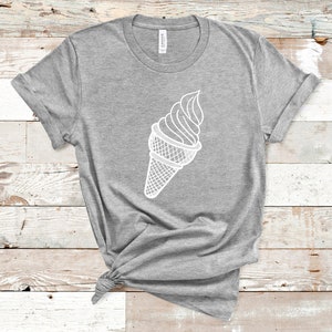 Puede incluir: Una camiseta gris con un contorno blanco de un cono de helado.