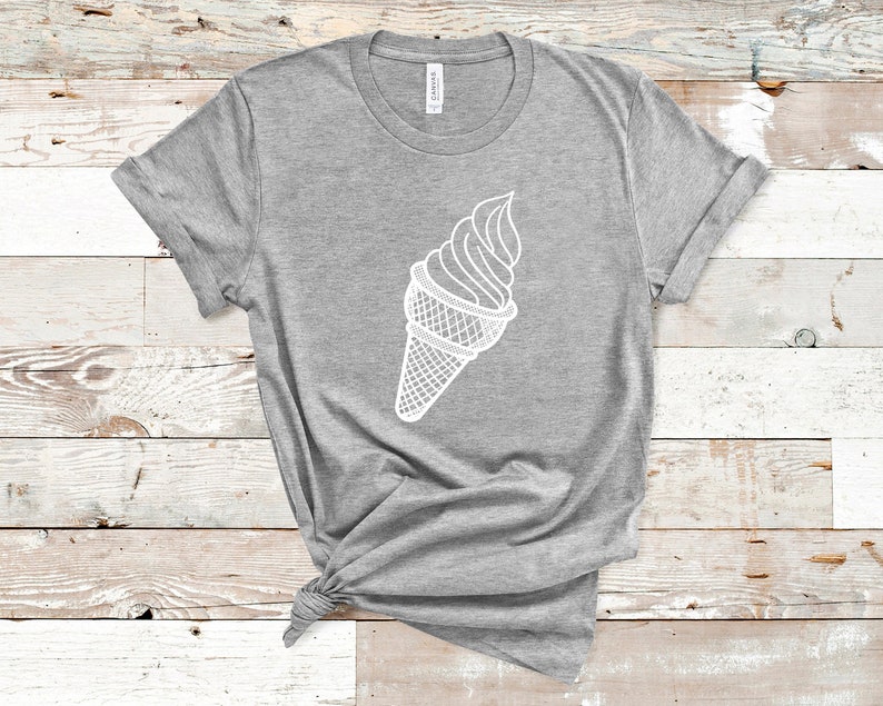 Puede incluir: Una camiseta gris con un contorno blanco de un cono de helado.