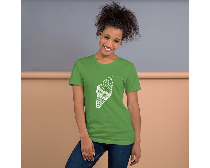 Puede incluir: Una camiseta verde con un contorno blanco de un cono de helado.