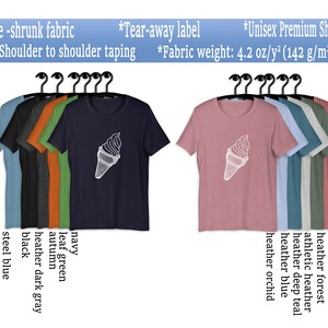Puede incluir: Una variedad de camisetas con un gr&aacute;fico de cono de helado impreso en la parte delantera. Las camisetas est&aacute;n disponibles en colores como azul marino, verde hoja, oto&ntilde;o, gris oscuro jaspeado, negro, azul acero, malva, bosque jaspeado, jaspeado atl&eacute;tico, azul teal jaspeado, azul jaspeado y orqu&iacute;dea jaspeado. *Etiqueta desprendible *Camiseta premium unisex *Costuras de hombro a hombro *Peso de la tela: 4,2 oz/y&sup2; (142 g/m&sup2;) *Tela preencogida