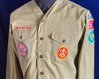 1960 年代のボーイスカウト USA バッジとパッチ付きカーキ