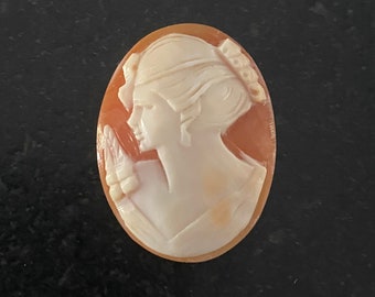 Vintage 30x23mm Loose Real Shell Cameo. Vintage Carved Woman Profile Shell Cameo Brooch. Circa 1970s.