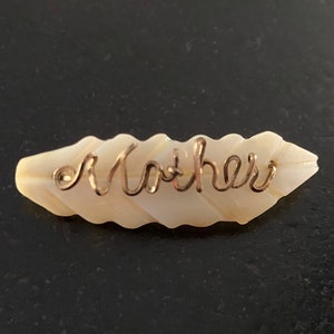 Vintage Wire Name Mutter Brosche, goldener Draht auf Muschelblatt Brosche, Gold Metall Draht auf Perlmutt Brosche Mid Century Geschenk Brosche