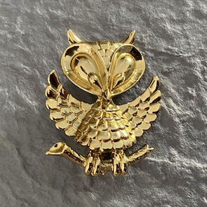 Vintage AJC Signed OWL Brooch Pin, Gold Tone Wild Bird Costume Jewelry, Signed AJC Animal Wise Bird Golden Owl Brooch