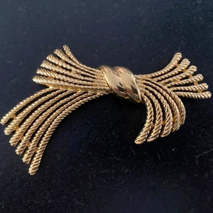 Vintage Statement Bow Brooch, Gold Tone Textured Rope Knot Brooch. Large Massive Bundled Rope Stylized Bow Brooch Pin.