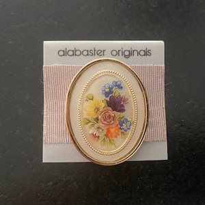 Alabaster Originals Blumenstrauß Brosche, Oval Floral Brosche Multi Color Blumenstrauß in Gold Ton Rahmen auf der original Karte Brosche pin