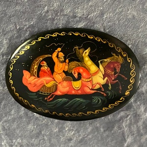 Vintage Hand Painted Sled & 3 Horses Brooch. Russian Folk Art Black Lacquer Pin Troika 3 Horses Fairy Tale Story Miniature Art Brooch Pin