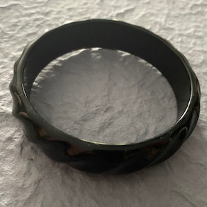 Vintage Black Old Plastic Bangle Bracelet.  Swirl Swirly Plastic Black Bracelet. Retro Carved Bangle Bracelet.