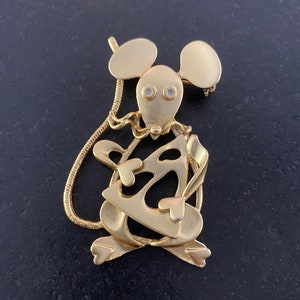 Vintage Mouse with Cheese Brooch, Large Matte Gold Tone Open Work Mouse Silhouette Brooch Pin. Vintage Animal Figural Brooch Pin.