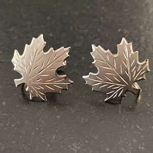 Vintage Sterling Silber Ahornblatt Ohrringe, signiert DCJ Sterling geätzte Silberahornblatt Ohrringe.