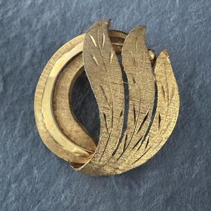 Vintage KRAMER Leaf Brooch. Textured and Polished Gold Metal Kramer Designer Signed Round Floral Brooch Pin.