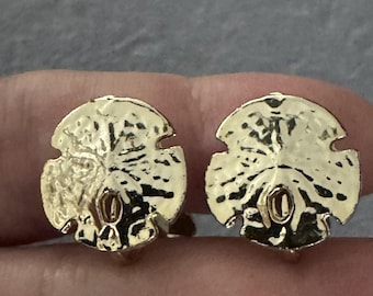 Vintage Sand Dollar Clip On Earrings, Gold Tone Sand Dollar Earrings, Seashell Earrings, Summer jewelry earrings