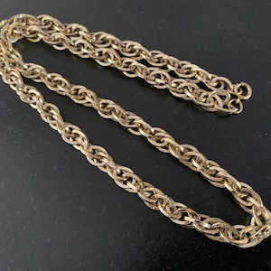 Vintage halsband med dubbellänk i aluminium, ljusguldfärgad texturerad repkedja från ena sidan