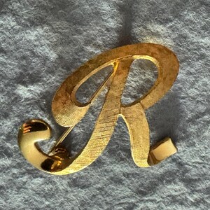 Broche vintage com inicial R, broche com letra R, joias com alfabeto, broche com inicial R texturizado e polido em tom dourado