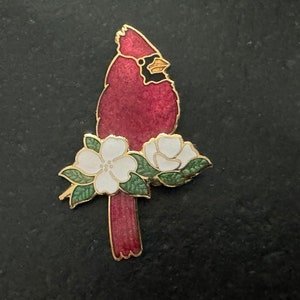 Vintage signierte Fisch Kardinal Brosche, roter Vogel Kardinal weiße Blume Emaille Cloisonne Gold Ton Brosche Pin, Urlaub Weihnachten Weihnachtsgeschenk Pin