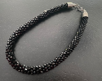 Collana girocollo con perline nere in vetro bicono e torsione, vintage, anni '90.