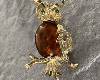 vintage broche chouette de Gerry, broche Jelly Belly cabochon or ton animal oiseau sauvage, broche chouette oiseau sage de Gerry signée.
