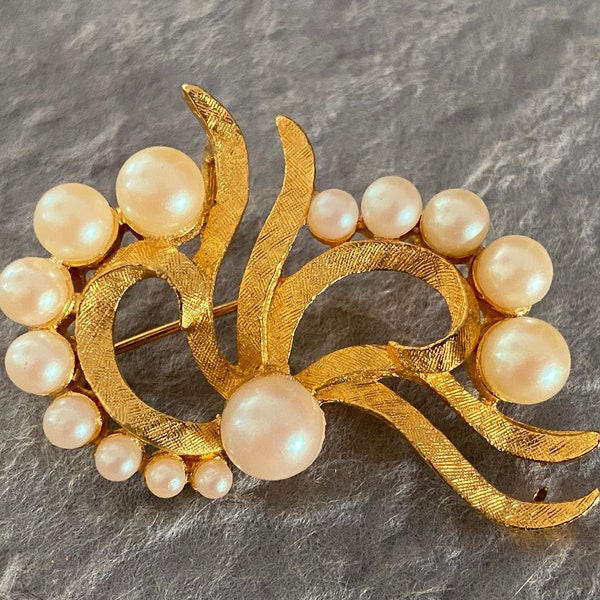 Vintage DFA Simulated Pearl Brooch / Pendant, Dubarry Fifth Avenue DFA Signed Faux Pearl Gold Tone Metal Brooch Pin