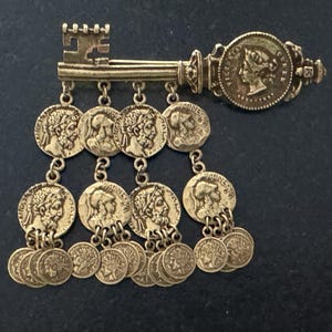 ヴィンテージ コロクラフト キー＆ダングル 古代ギリシャコイン ブローチ、コロクラフト サイン入り ヴィンテージ 紋章ブローチ