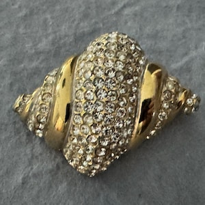 Vintage niet-ondertekende SPHINX-schelpbroche, genummerd A2014 goudkleurige metalen heldere strass schelpbroche. Statement spiraal broche speld.