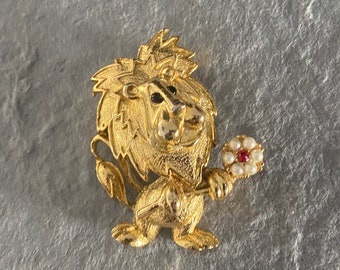 Vintage Gerry's Lion Brooch, Lion Holding Flower Animal Gold Tone Pin, Leo Birthday Gift Zodiac Brooch, 3D Lion Rhinestone Faux Pearl Brooch