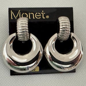 Vintage MONET Türklopfer Creolen Ohrclips, Ohrclips aus Silber, polierte silberne Metallcreolen auf originaler Karte