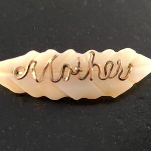 Broche mère nom en fil de fer vintage, fil doré sur broche feuille de coquillage, fil en métal doré sur broche nacre, broche cadeau pour maman du milieu du siècle