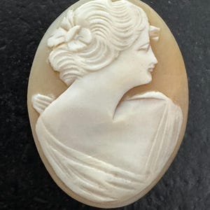 Antique Vintage 40.5x31 mm Loose Real Shell Women Profile Cameo. Vintage Genuine Hand Carved Shell Unmounted Oval Cameo, Circa 19th century