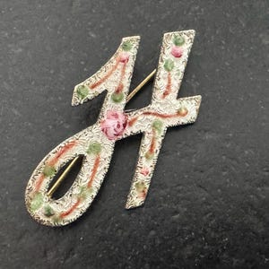 vintage broche initiale H, émail guilloché avec roses roses lettre H broche, bijoux alphabet, broche florale initiale lettre H du milieu du siècle