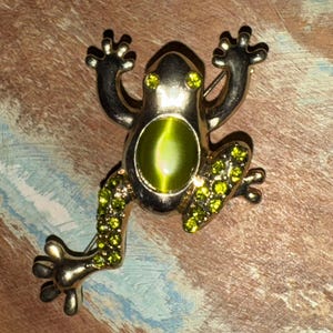 Broche grenouille vintage signée KC, strass vert péridot et épingles grenouille ton or cabochon oeil de chat, broche figurative de créateur