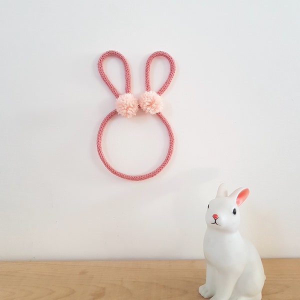 Décoration tête de lapin en tricotin avec pompons pour décoration murale chambre bébé et enfant