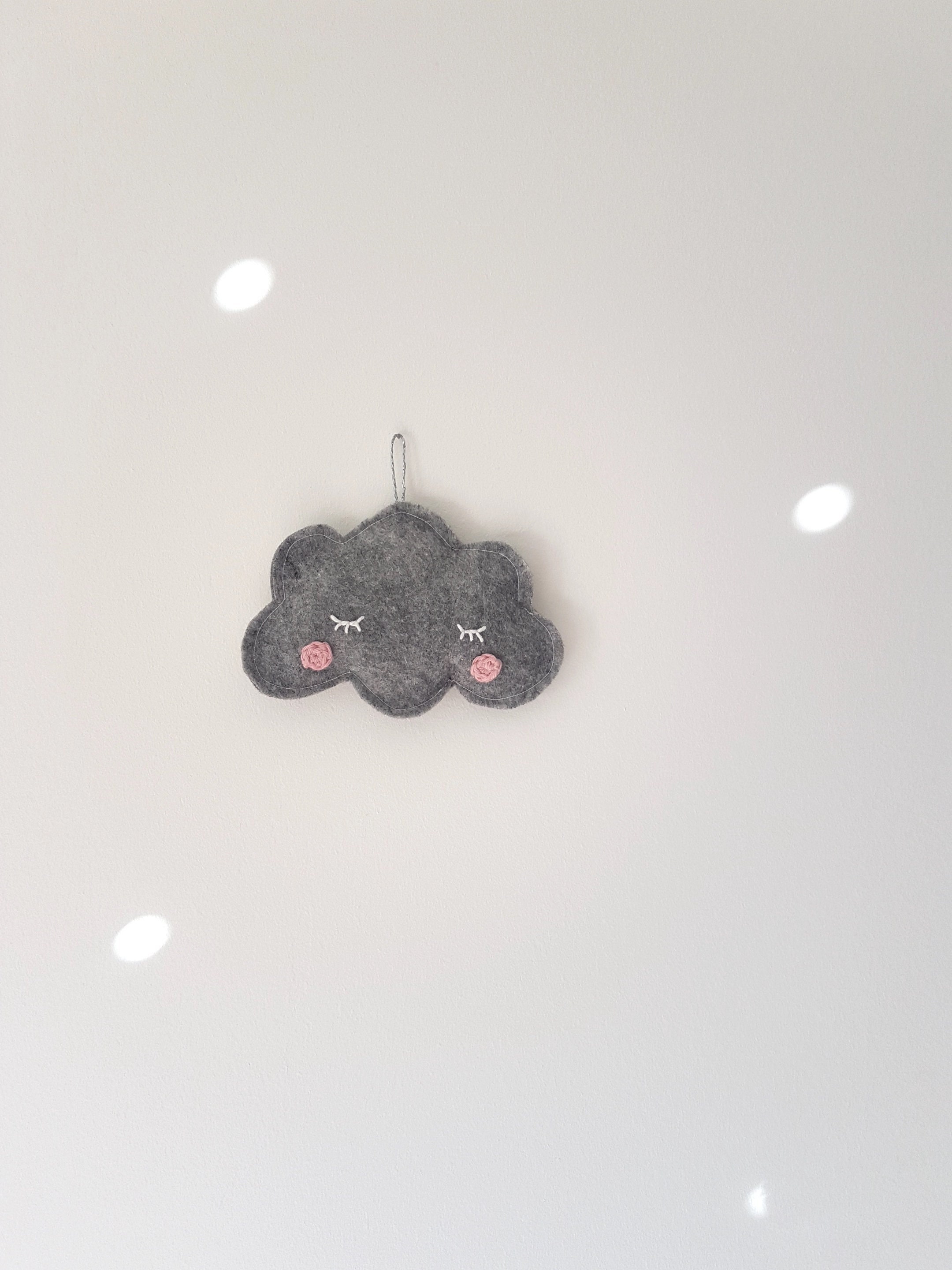 Nuage Kawaii en Feutrine à Suspendre Pour Déco Murale Chambre Bébé et Enfant