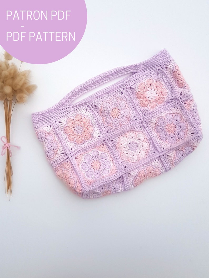 May include: A crocheted tote bag with a light purple and pink color scheme. The bag is made of squares with a flower design in the center. The text "PATRON PDF PDF PATTERN" is visible in the top left corner of the image.