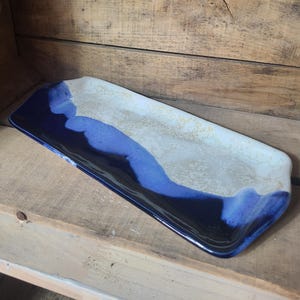 Plato rectangular para tarta, en cerámica de gres esmaltado azul y blanco para tu servicio de mesa.