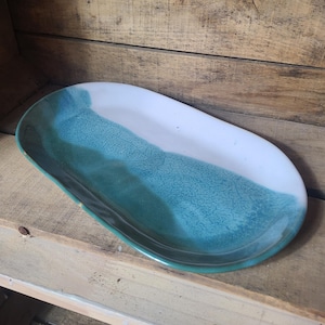 Plato hueco ovalado, en cerámica de gres esmaltado, color blanco y verde, creación artesanal francesa para su servicio de mesa.