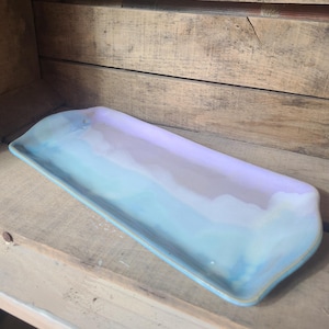 Fuente rectangular para tarta, en cerámica de gres esmaltado en blanco, azul y rosa para tu servicio de mesa.