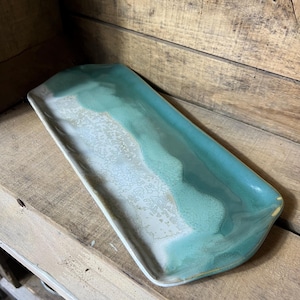Plato rectangular para tarta, en cerámica de gres esmaltado verde y blanco para tu servicio de mesa.