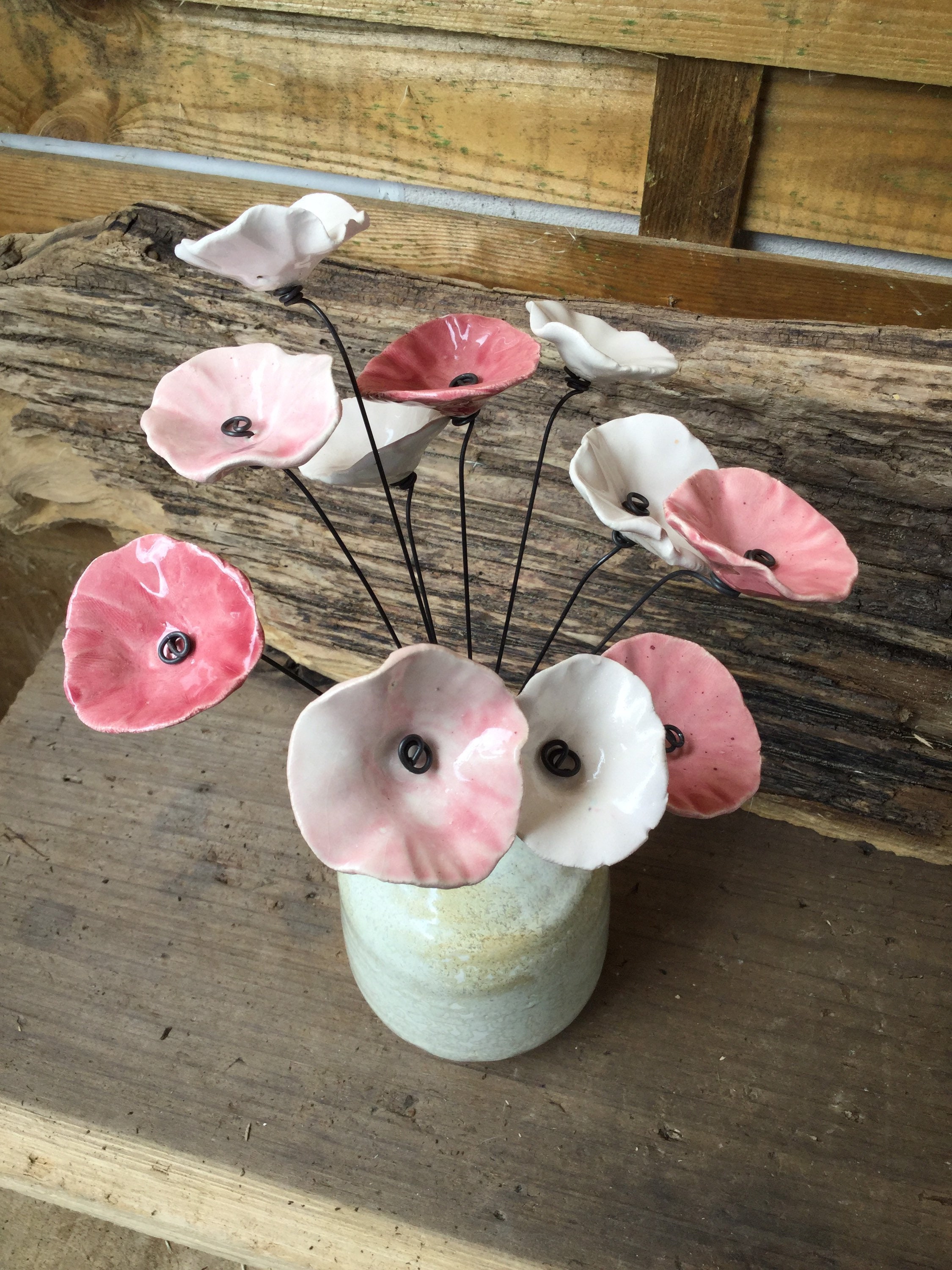 10 Petites Fleurs Blanches, Roses Pâles, et Vieux en Ceramique sur Fil de Fer
