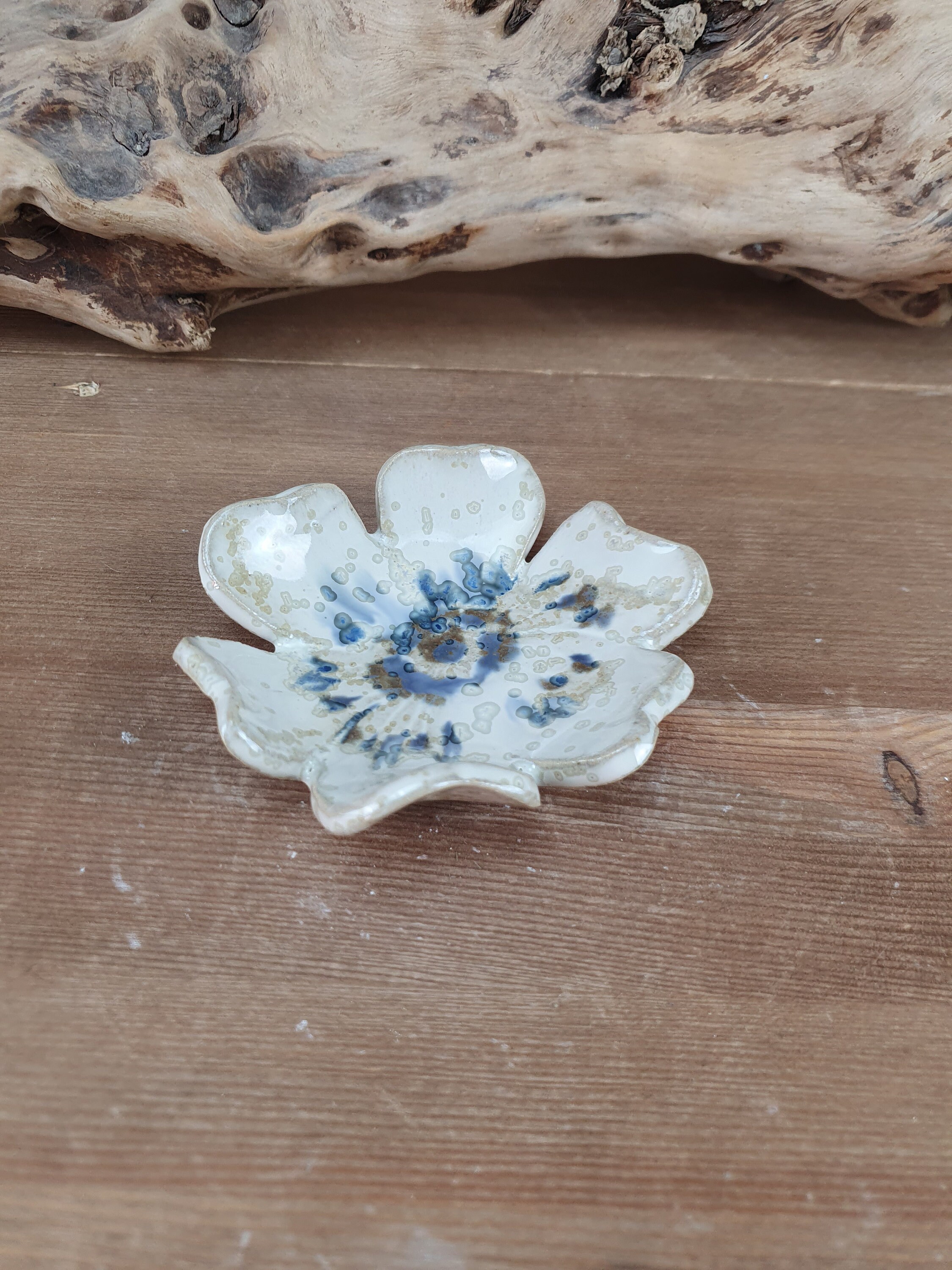 Petite Coupelle en Forme de Fleur Grès Émaillé, Blanc, Bleu et Violet, Création Artisanale Pour Votr