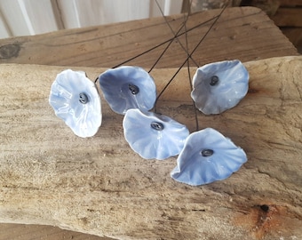 5 petites fleurs bleues lavandes, en céramique sur fil de fer